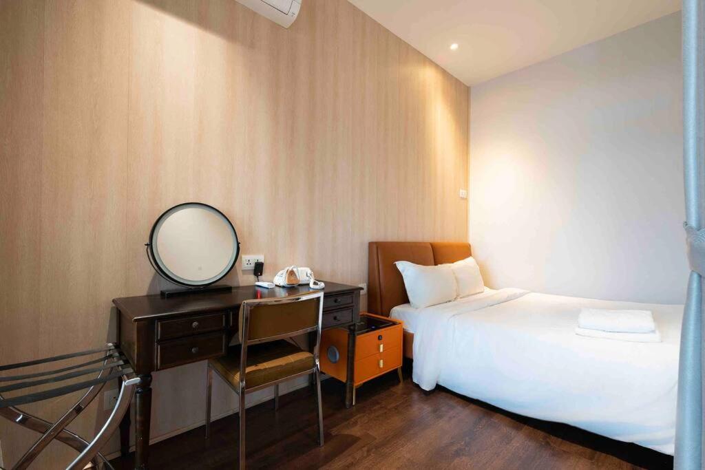 The Rixx Luxury Apartment at Ben Thanh with pool and gym