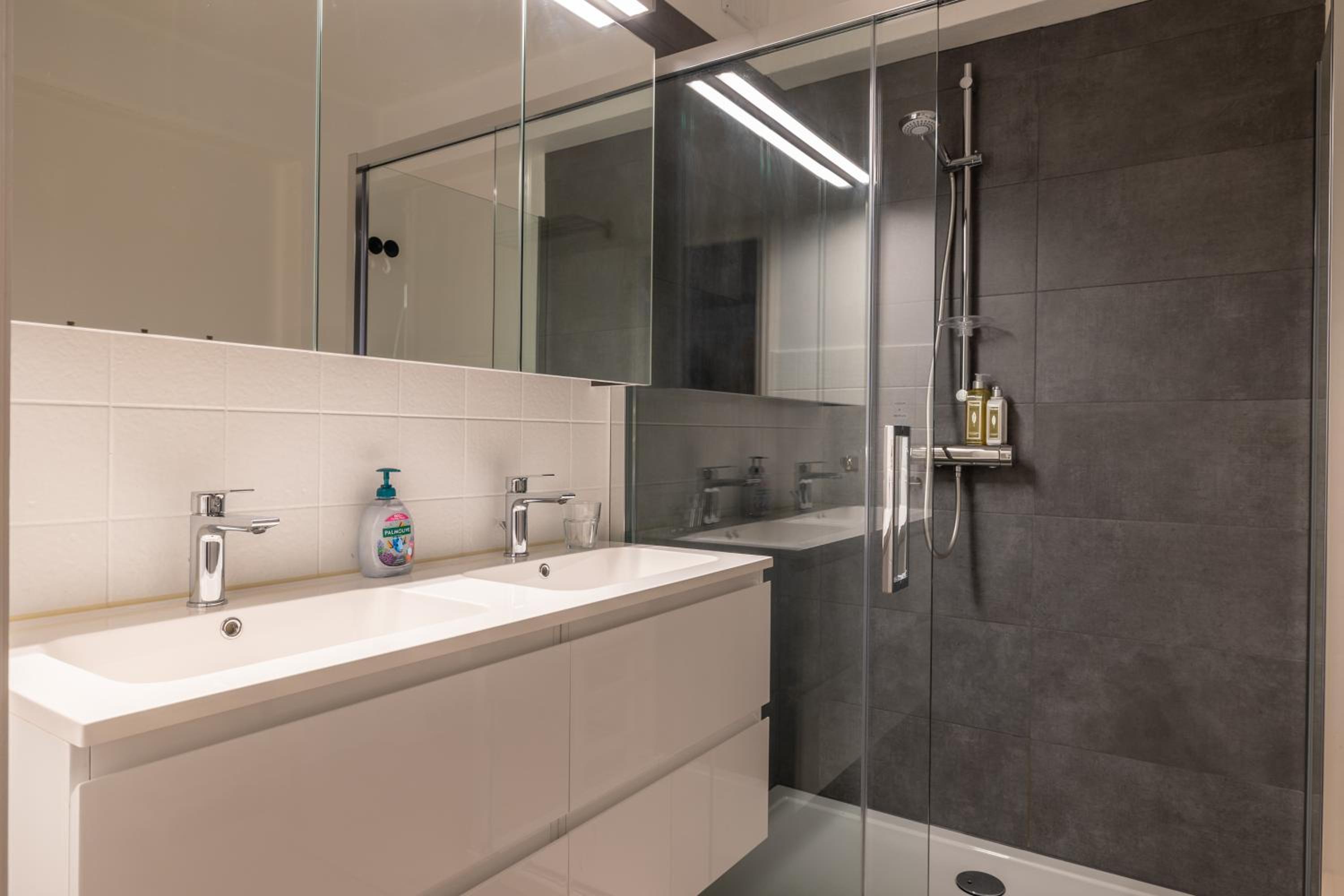 WeLoveOostende - Newly renovated large apartment 150m from the beach - Including bed sheets and final clea-ning