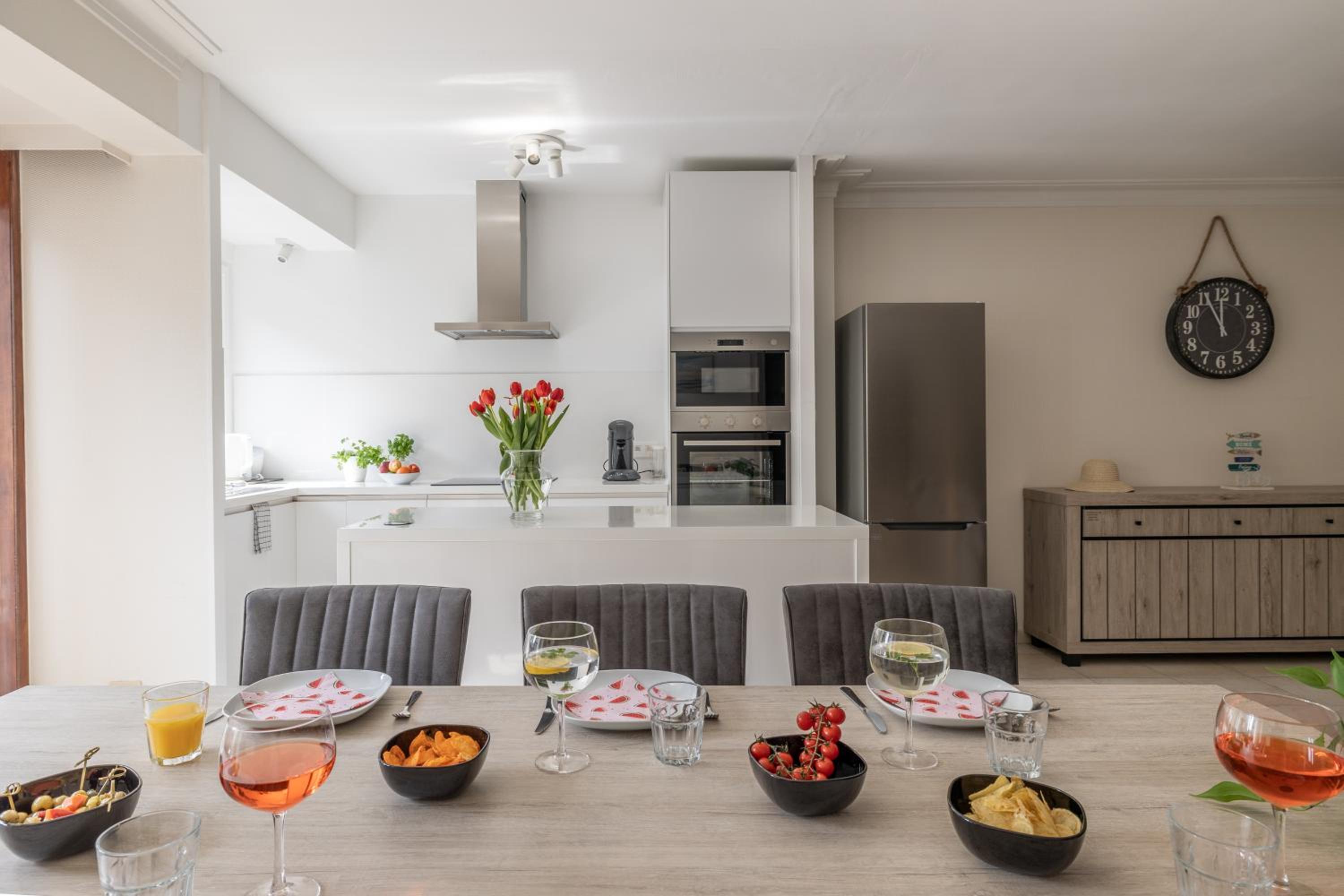 WeLoveOostende - Newly renovated large apartment 150m from the beach - Including bed sheets and final clea-ning