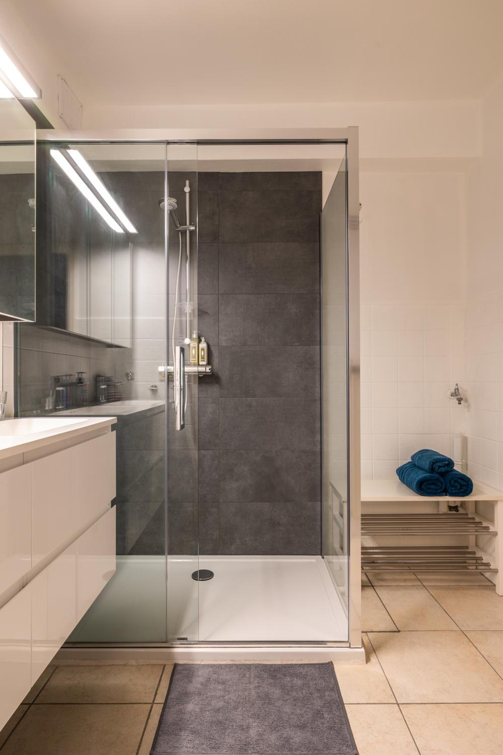 WeLoveOostende - Newly renovated large apartment 150m from the beach - Including bed sheets and final clea-ning