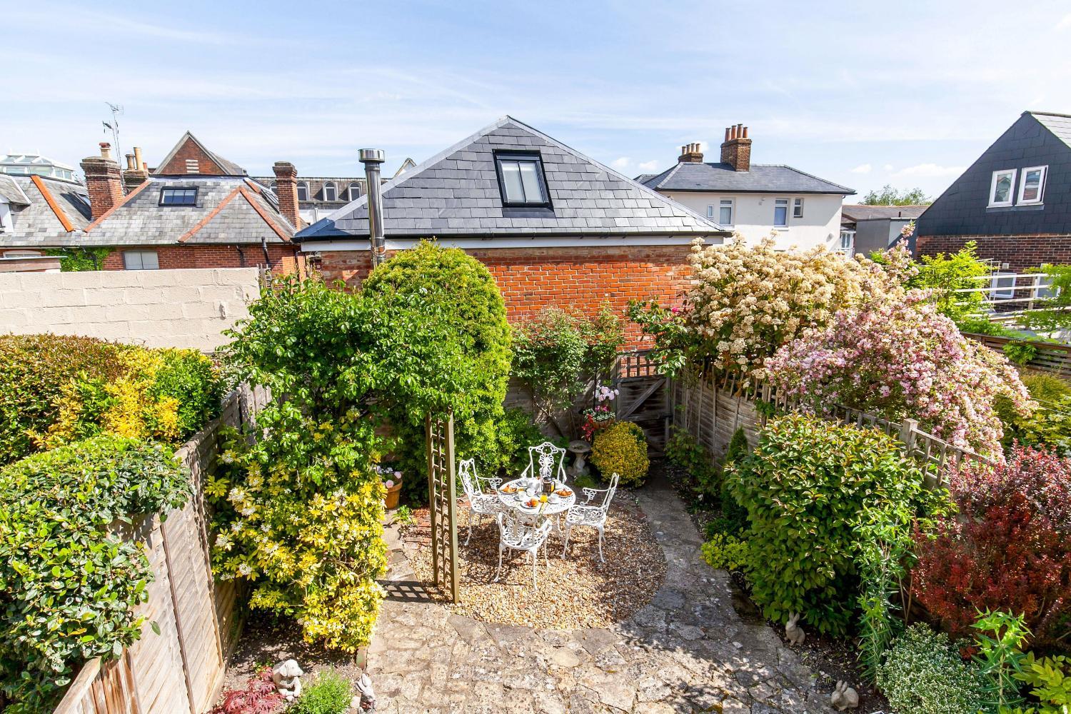 2-Bedroom Stunning, Chic, Spacious & Stylish Retreat, Central Winchester, Free On-Street Parking, Sleeps 6, Pet-Friendly - by Blue Puffin Stays view 4