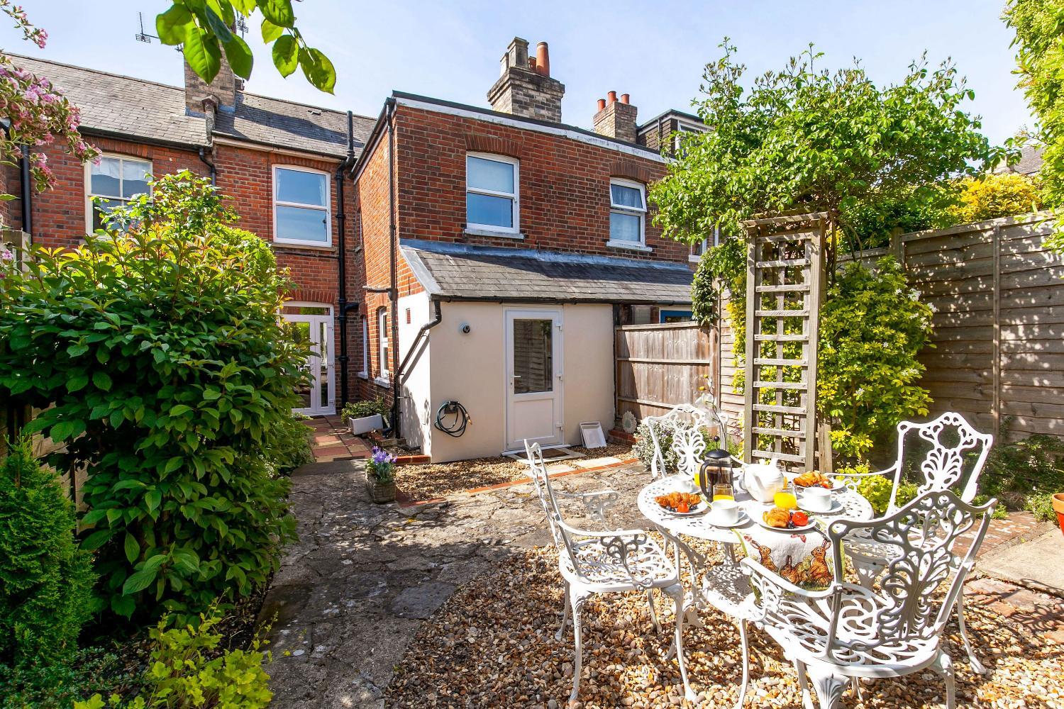 2-Bedroom Stunning, Chic, Spacious & Stylish Retreat, Central Winchester, Free On-Street Parking, Sleeps 6, Pet-Friendly - by Blue Puffin Stays view 3