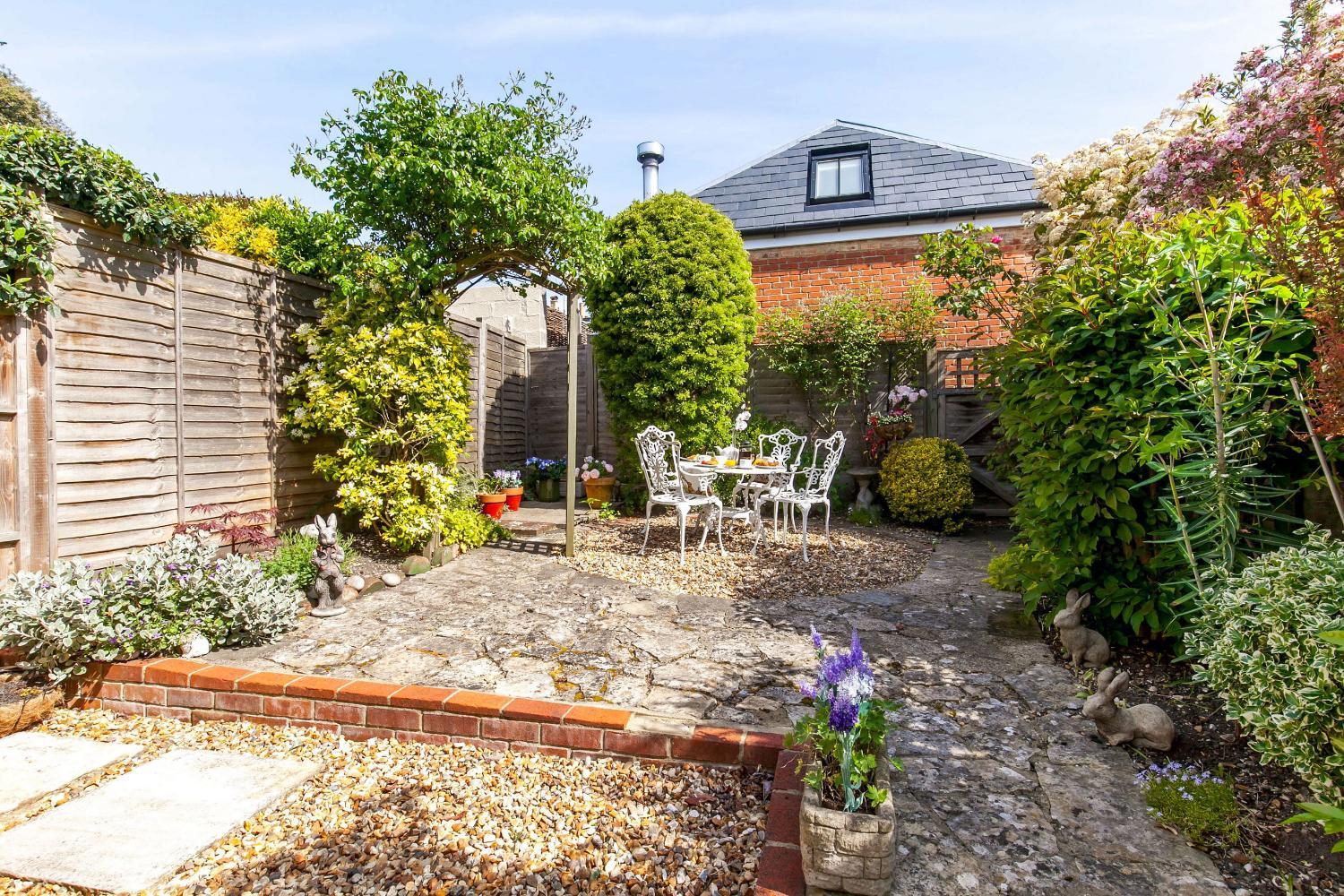 2-Bedroom Stunning, Chic, Spacious & Stylish Retreat, Central Winchester, Free On-Street Parking, Sleeps 6, Pet-Friendly - by Blue Puffin Stays view 2