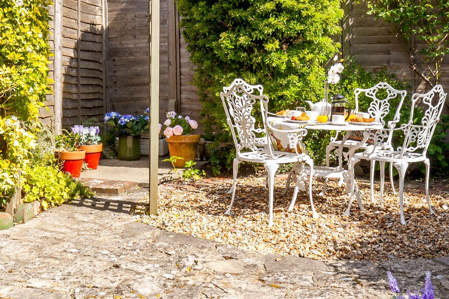 2-Bedroom Stunning, Chic, Spacious & Stylish Retreat, Central Winchester, Free On-Street Parking, Sleeps 6, Pet-Friendly - by Blue Puffin Stays view 5