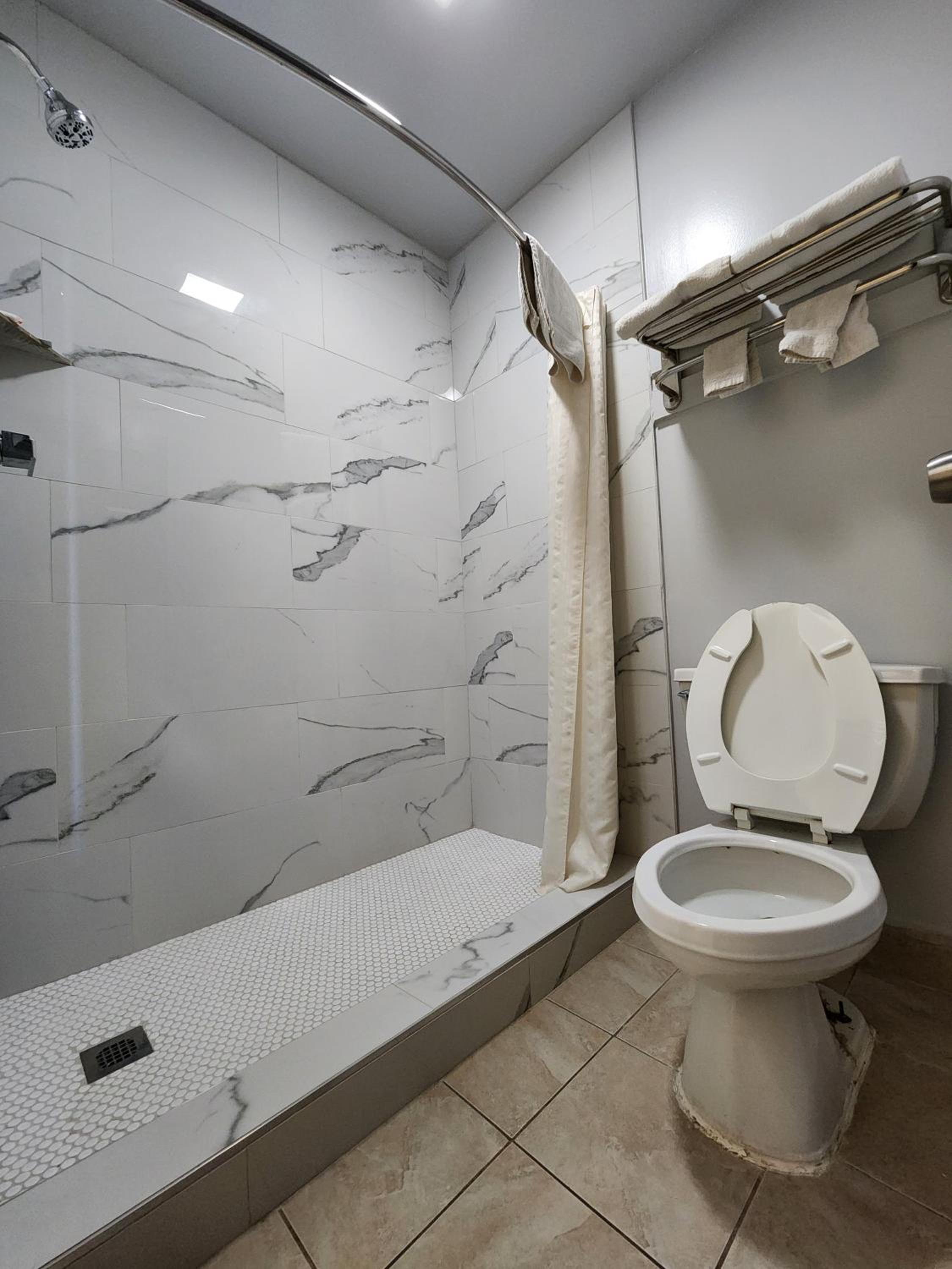 Budget Host Inn - Image 2