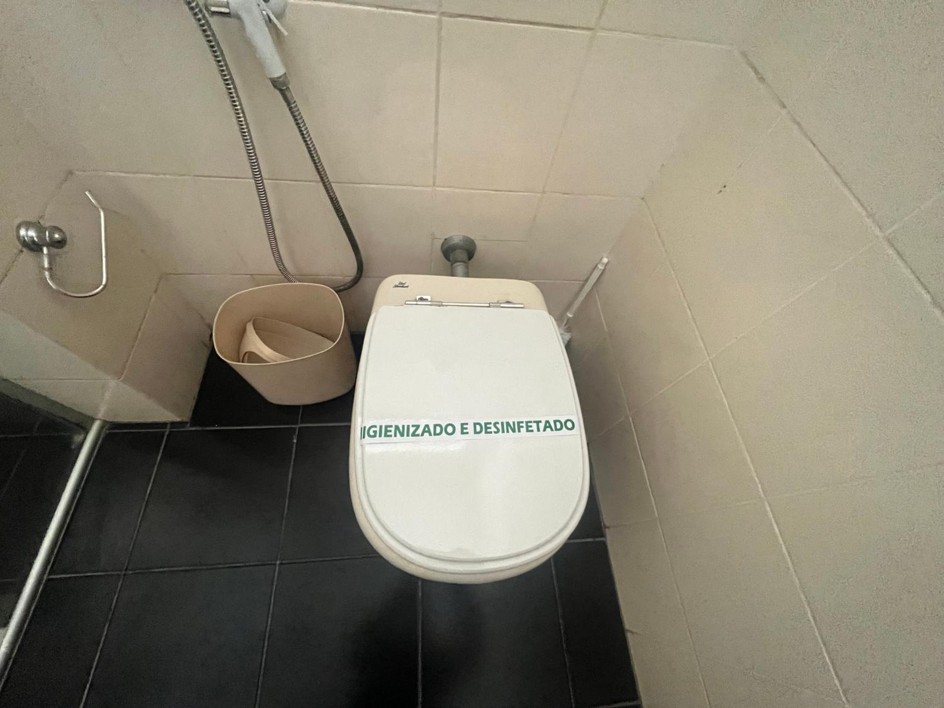 Suíte espaçosa! Ar, Tv e banheiro privativo!