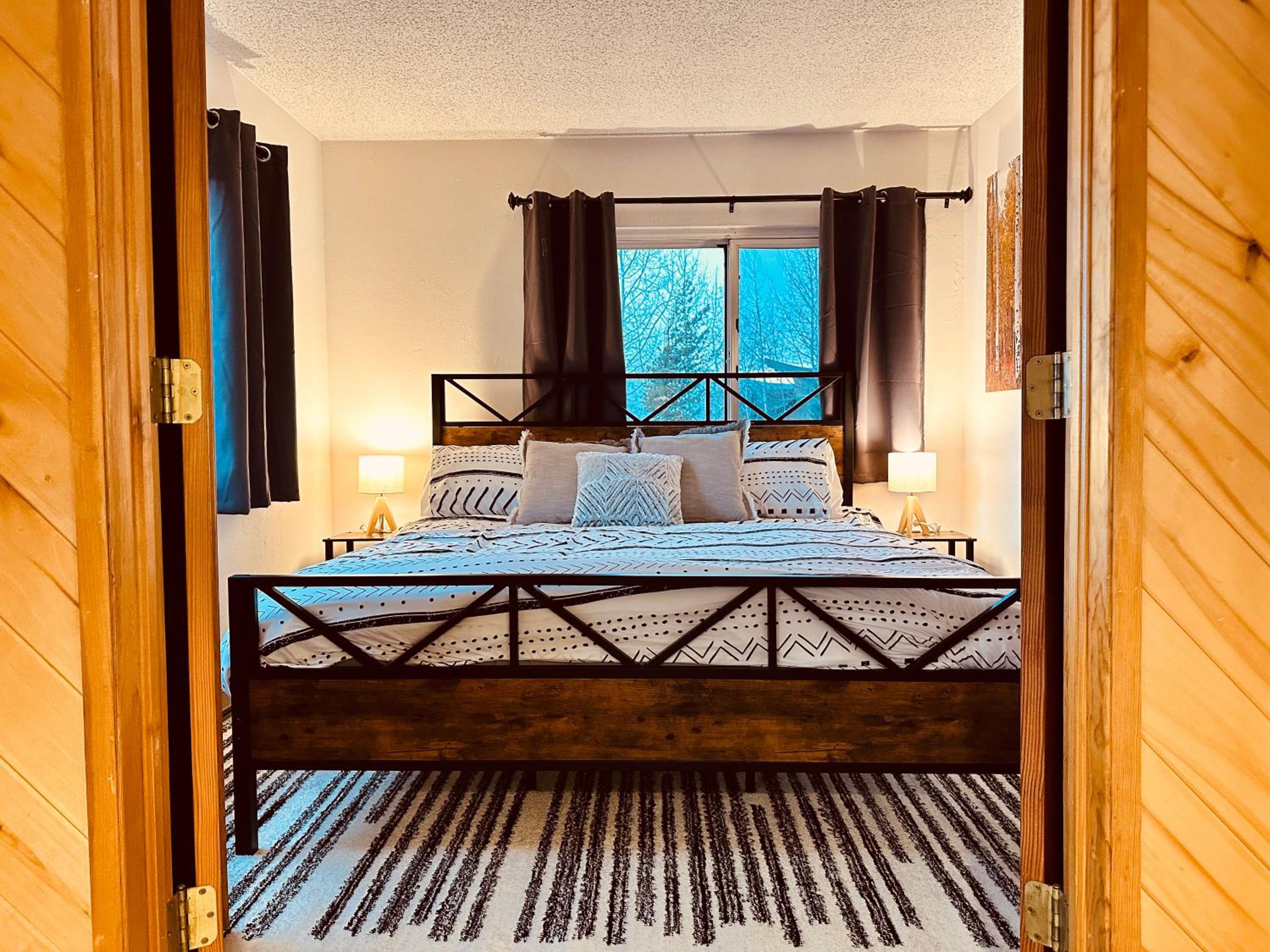 Ski In Ski Out King Beds, Gas Fireplace, Hot Tub, Sauna, 5 min Walk to Base view 3