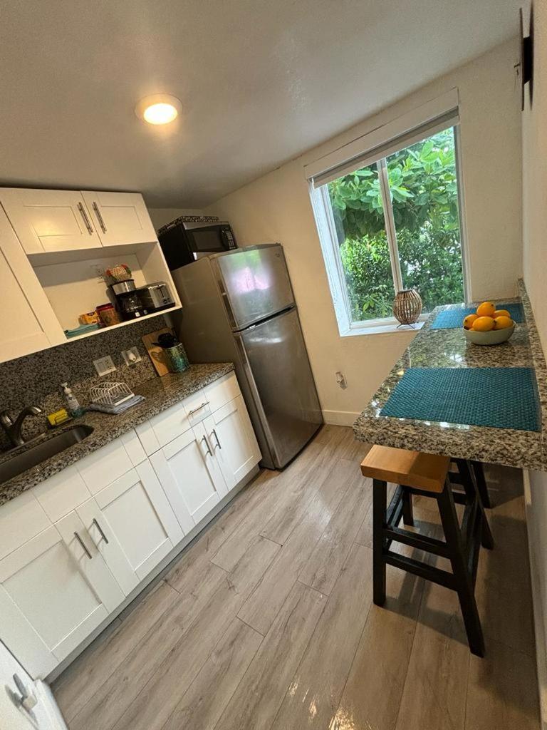 Nice Queen Bedroom - Best Location in Miami - Luggage Storage Service, Parking and Laundry