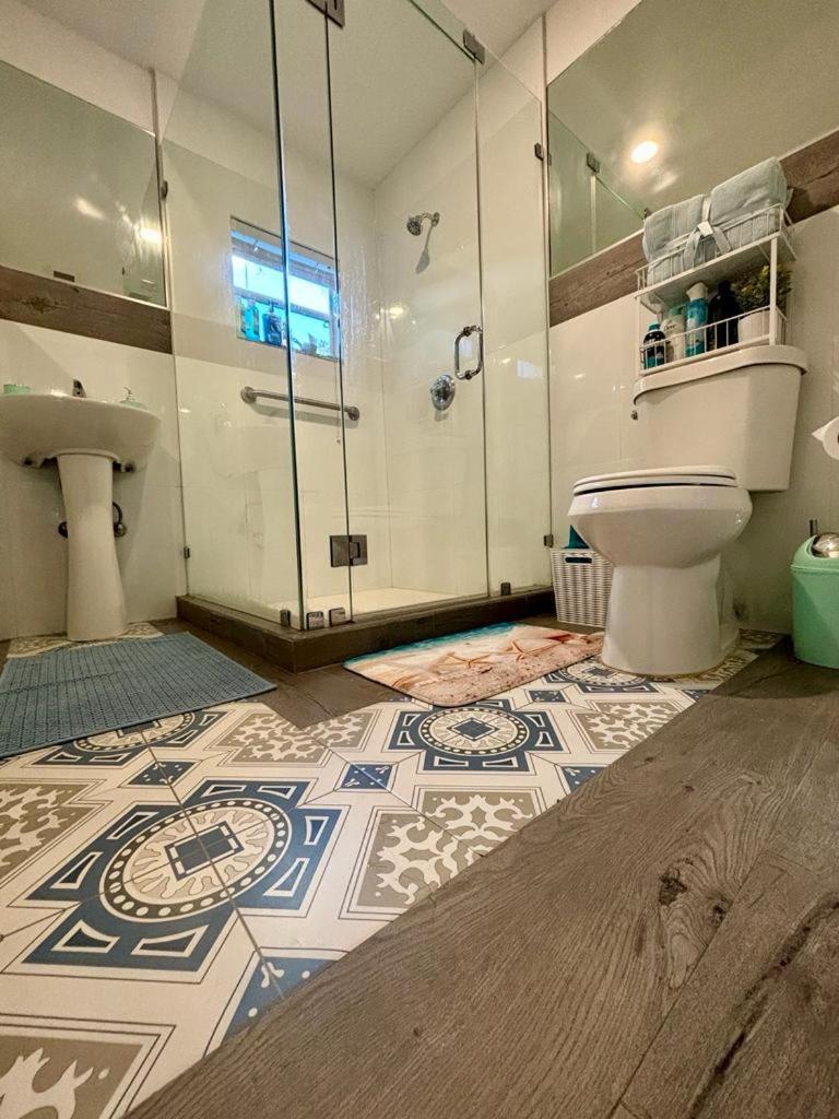 Nice Queen Bedroom - Best Location in Miami - Luggage Storage Service, Parking and Laundry