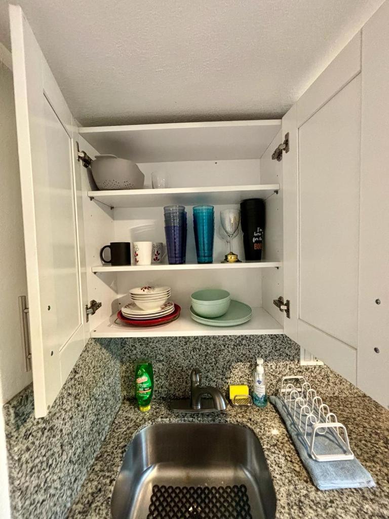 Nice Queen Bedroom - Best Location in Miami - Luggage Storage Service, Parking and Laundry