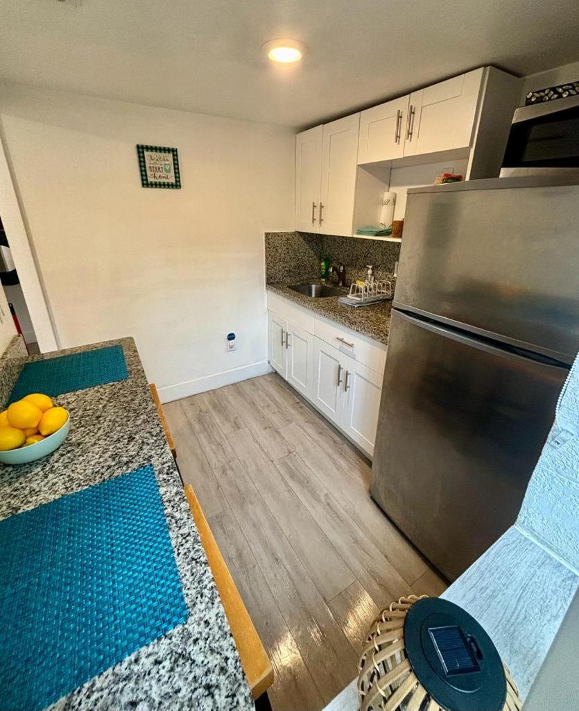Nice Queen Bedroom - Best Location in Miami - Luggage Storage Service, Parking and Laundry