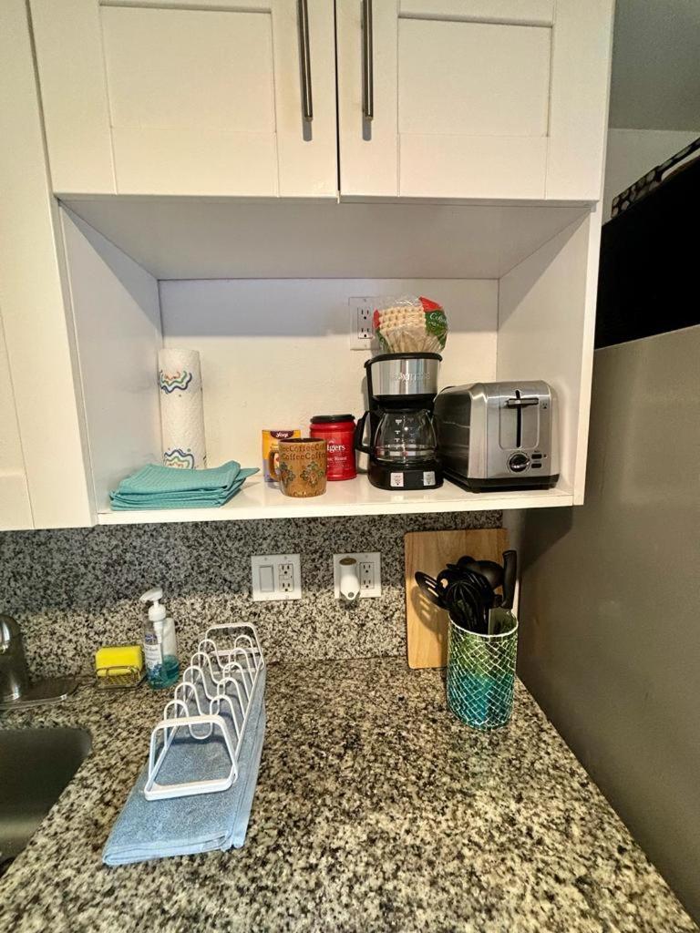 Nice Queen Bedroom - Best Location in Miami - Luggage Storage Service, Parking and Laundry