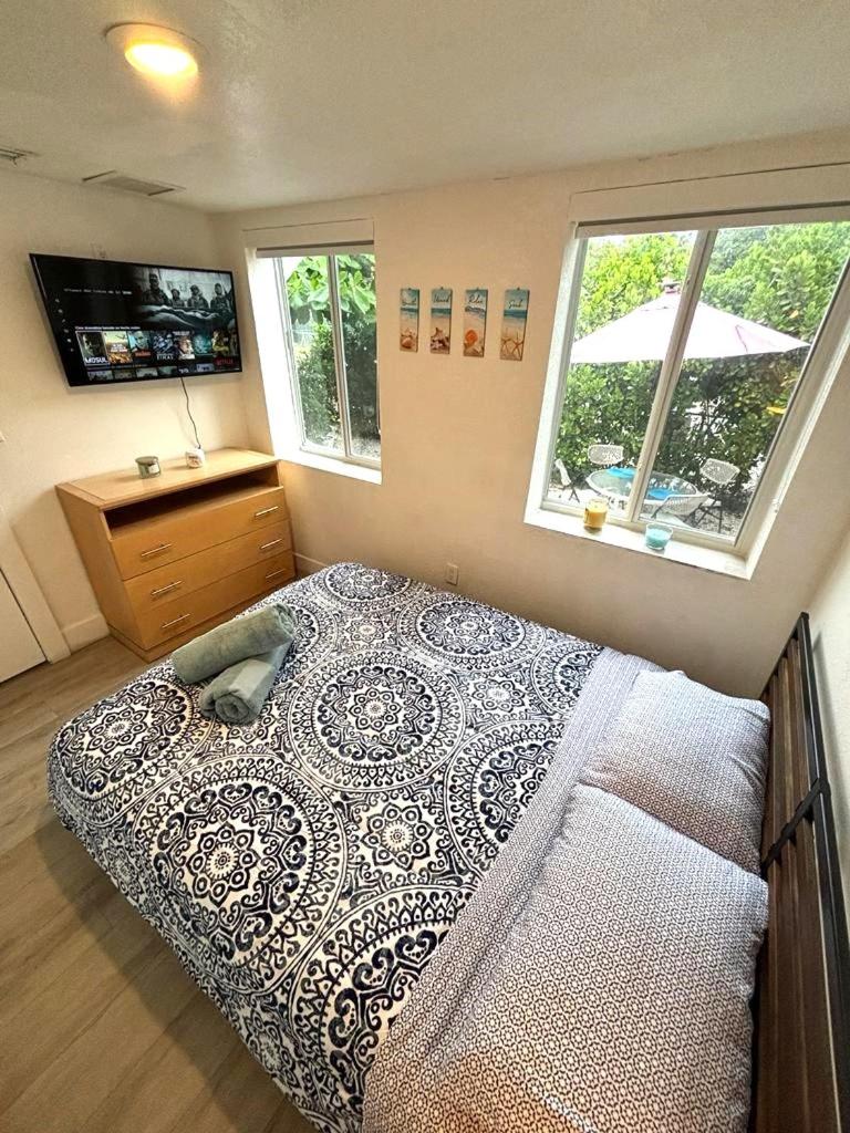 Nice Queen Bedroom - Best Location in Miami - Luggage Storage Service, Parking and Laundry