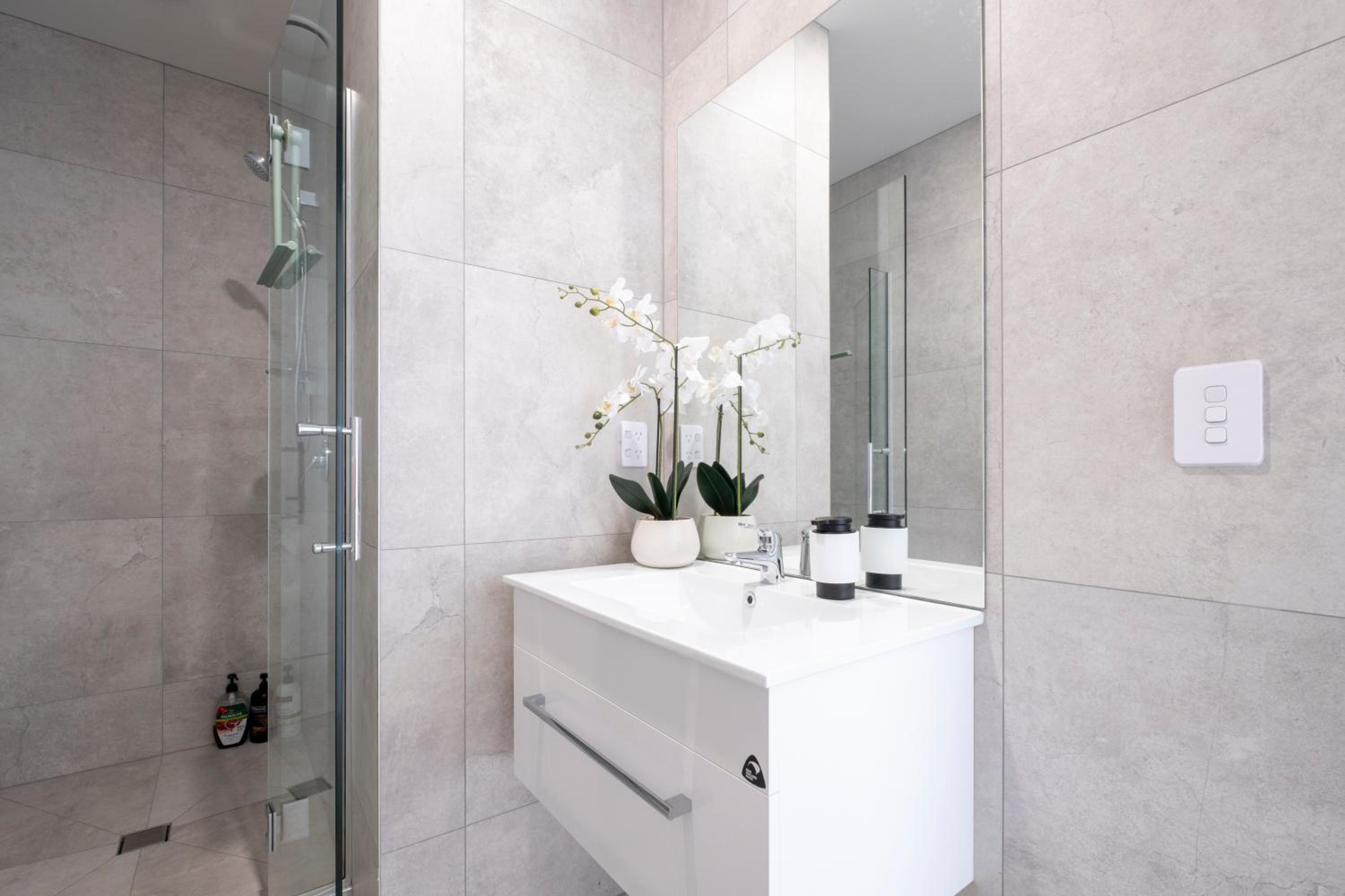 Luxury 2 bed townhome in CBD view 4