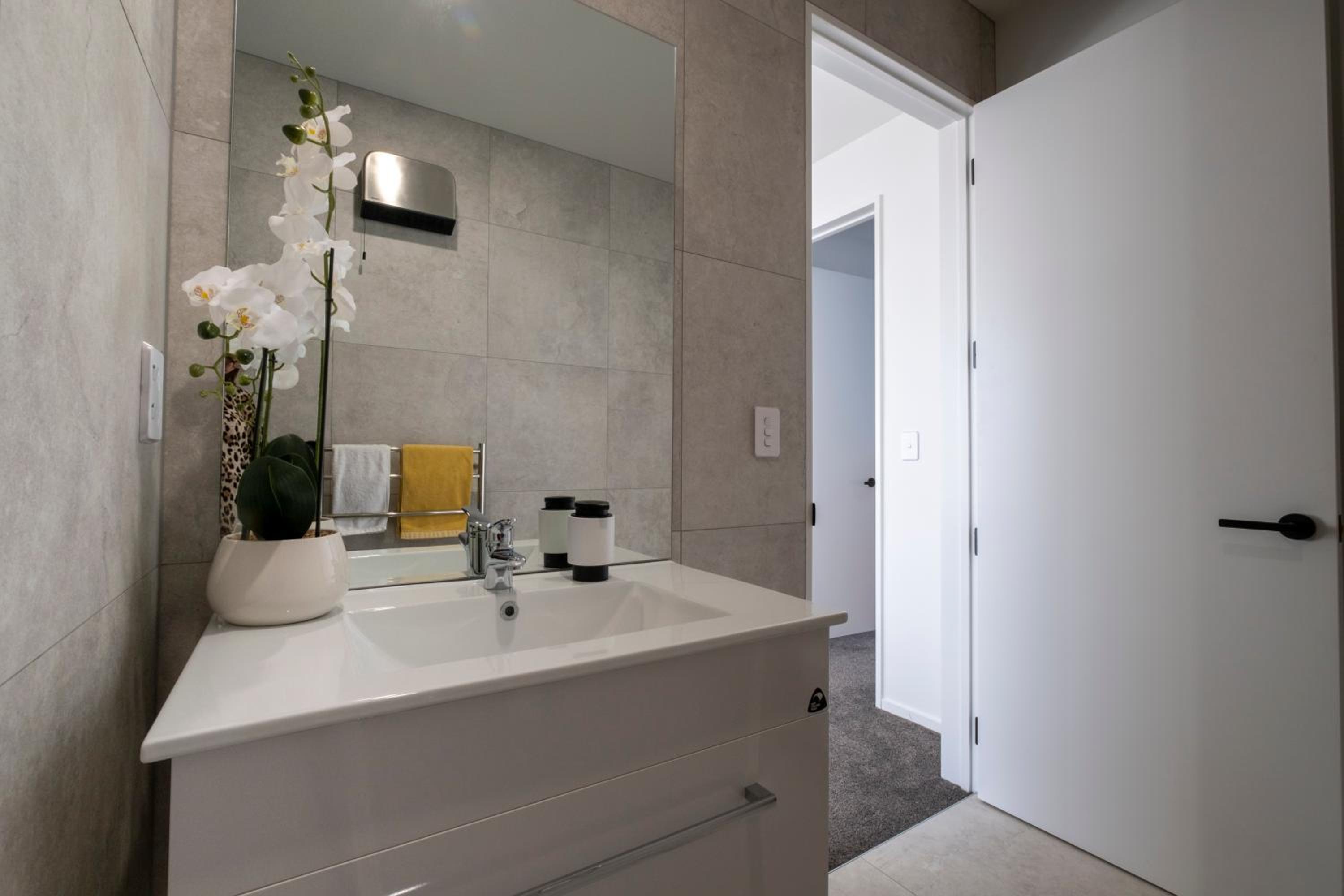 Luxury 2 bed townhome in CBD view 3