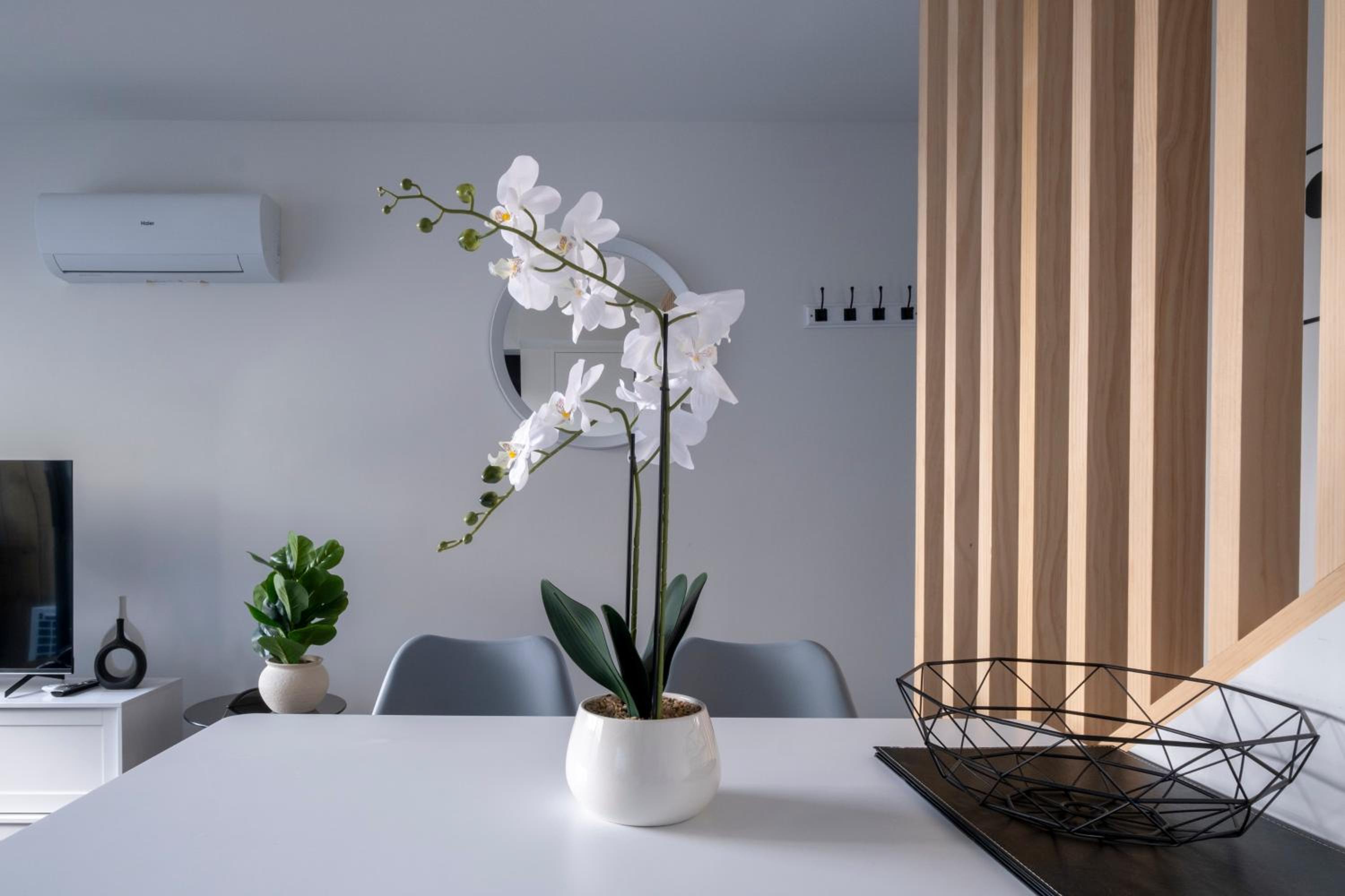 Luxury 2 bed townhome in CBD view 2