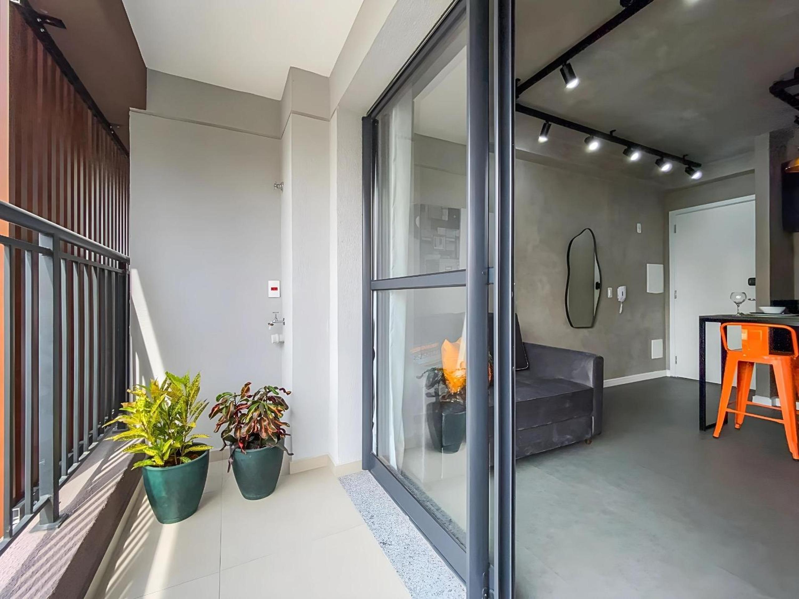 Studio amplo com A/C e piscina no terraço