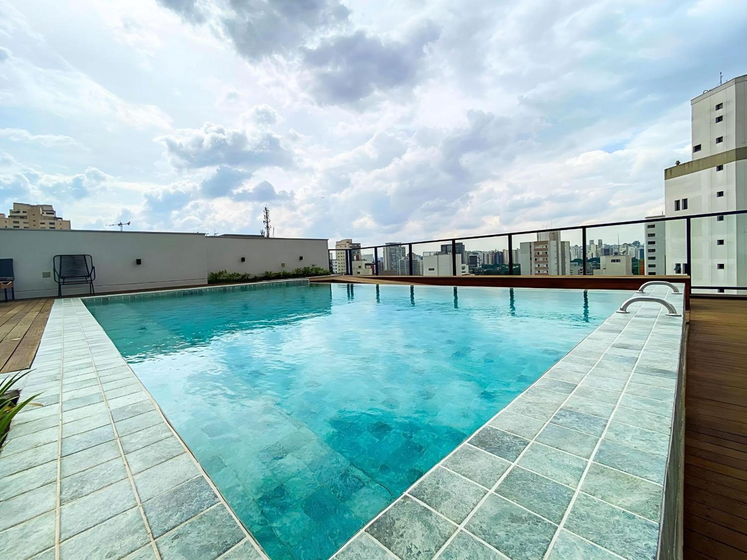 Studio amplo com A/C e piscina no terraço