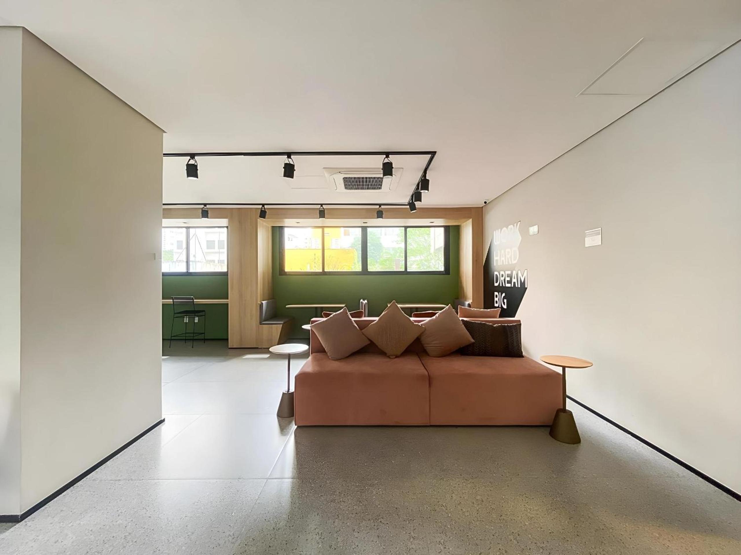 Studio amplo com A/C e piscina no terraço