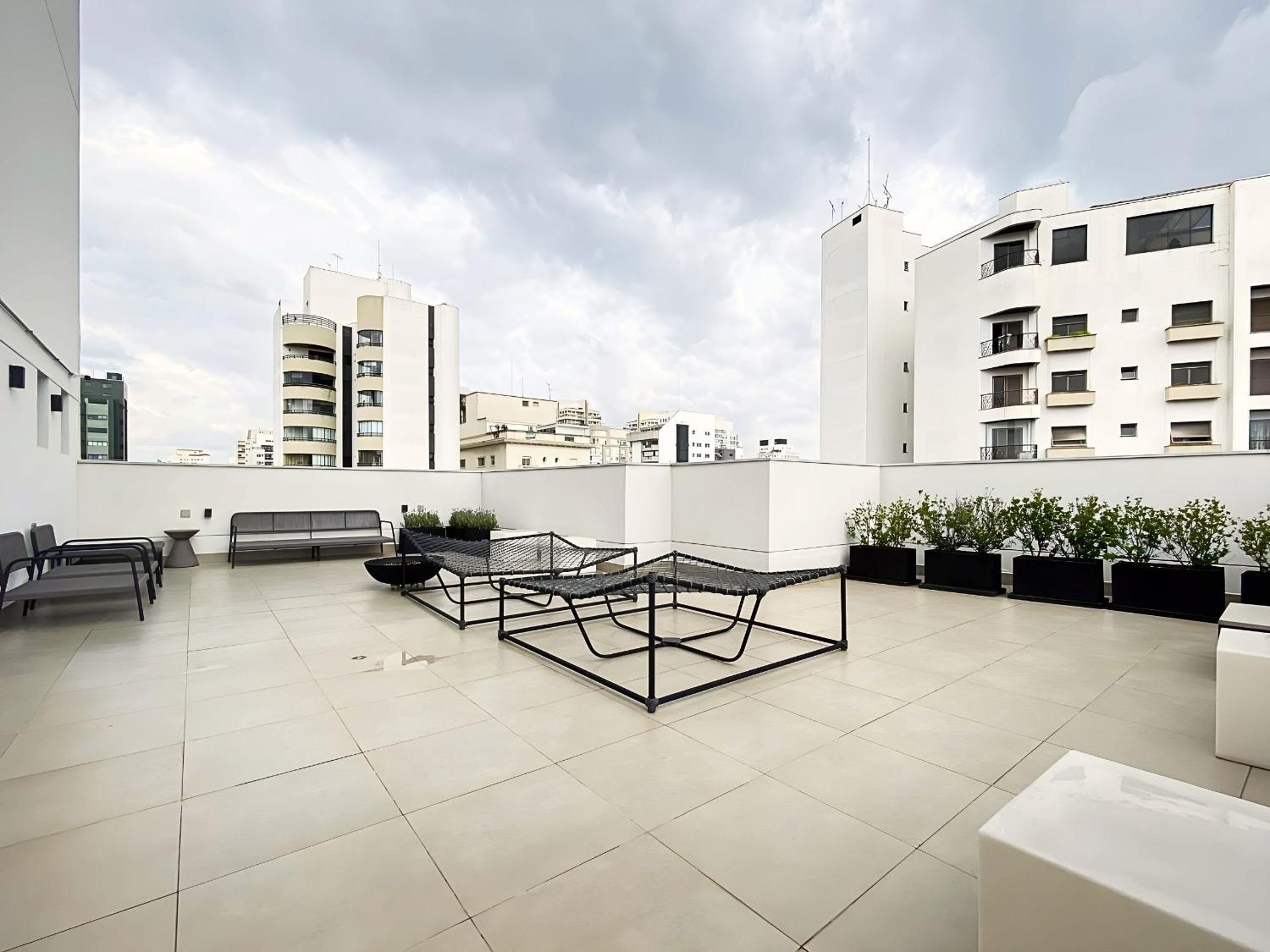 Studio amplo com A/C e piscina no terraço
