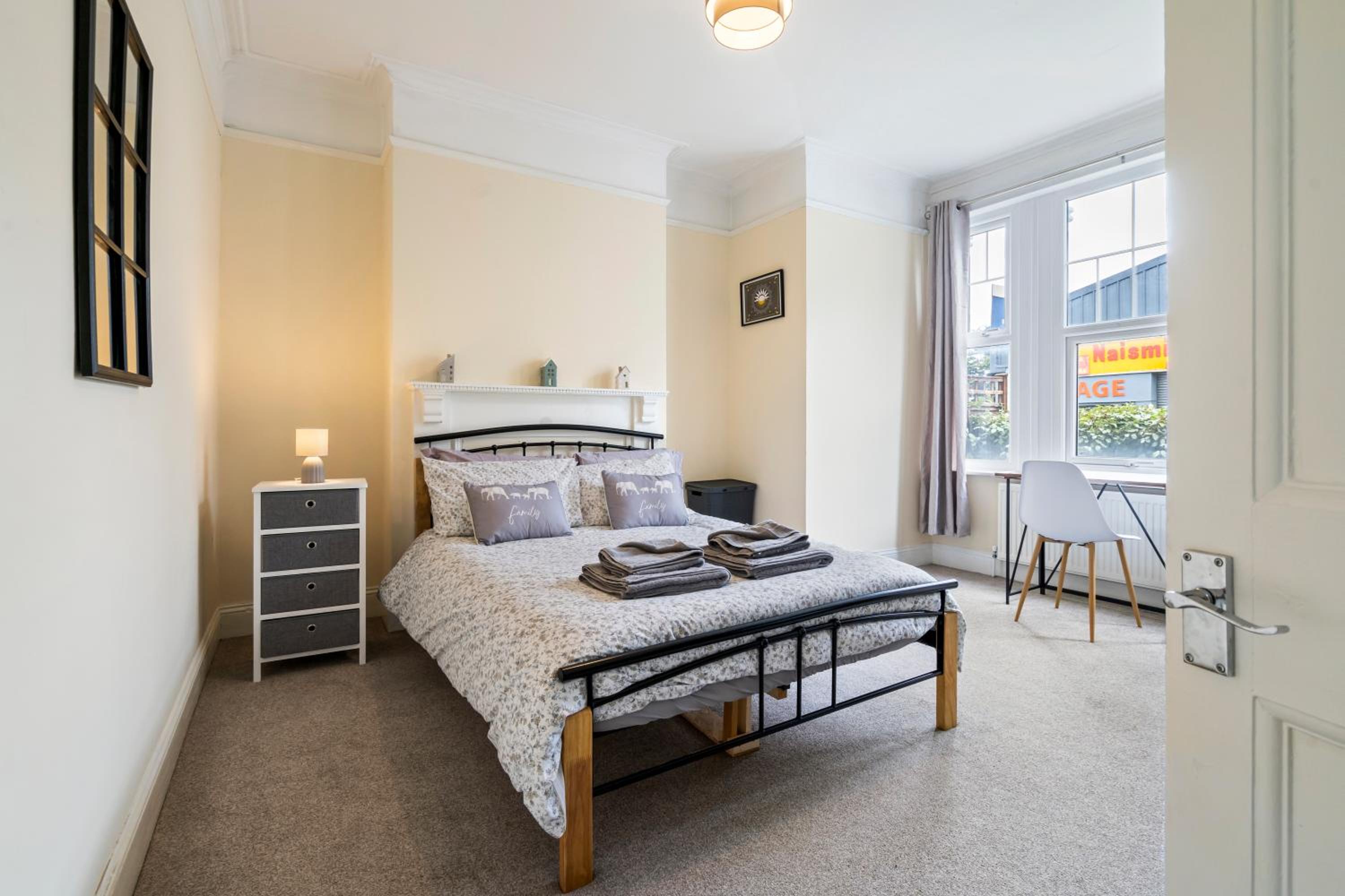 Modern 3 bedroom apartment in Wimbeldon Park