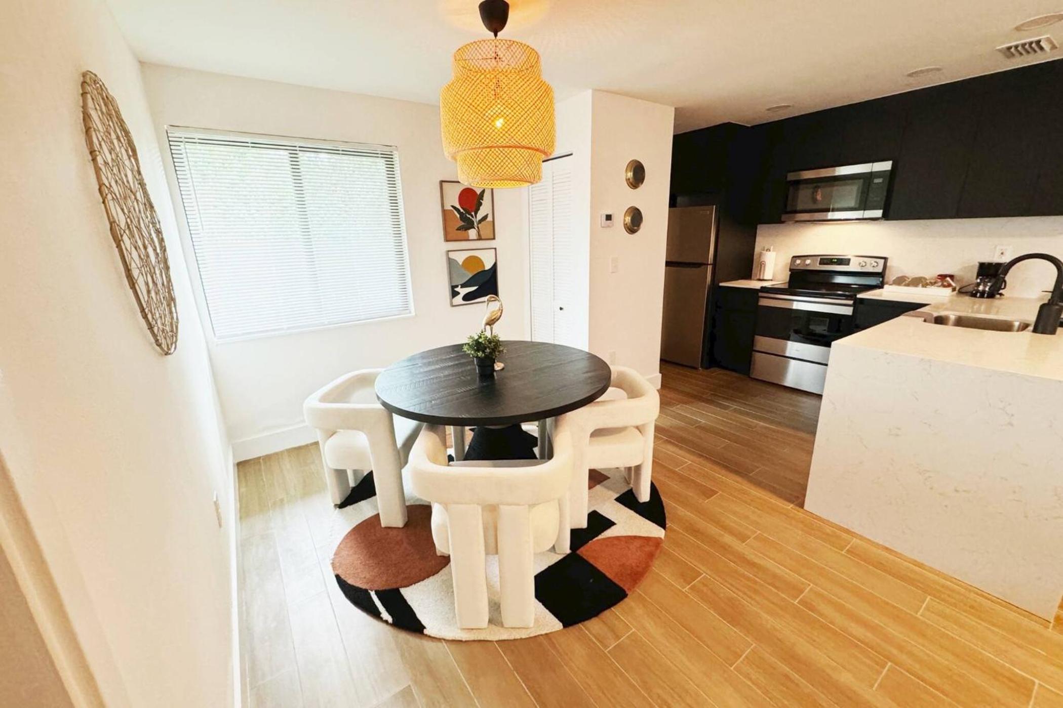 Urban Elegance: Trendy Modern Apartment in Wynwood