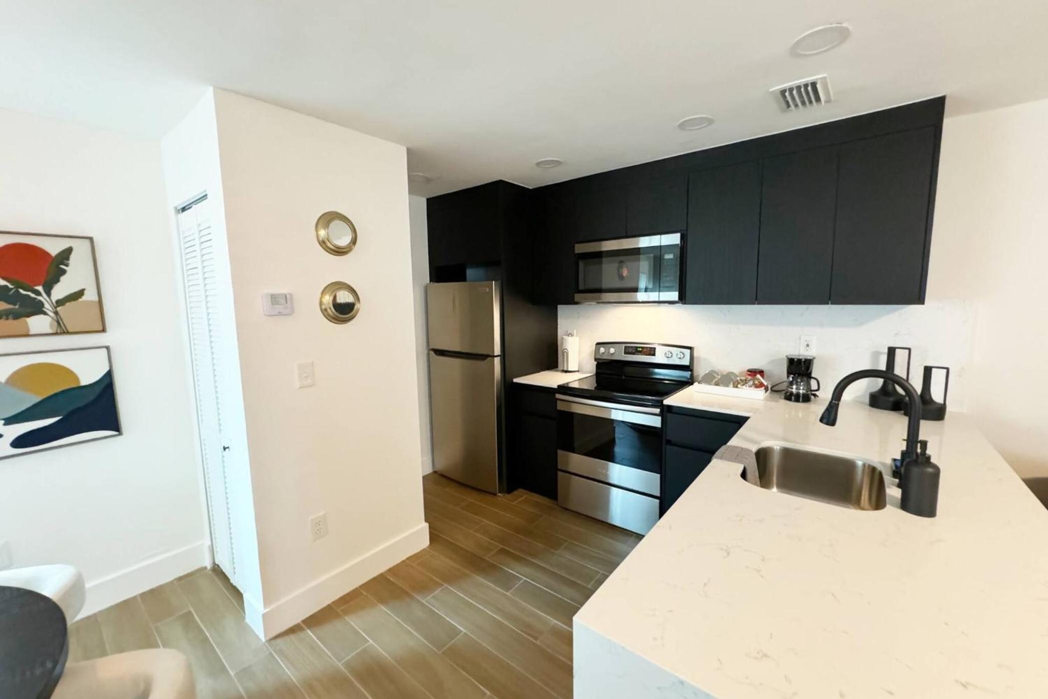 Urban Elegance: Trendy Modern Apartment in Wynwood