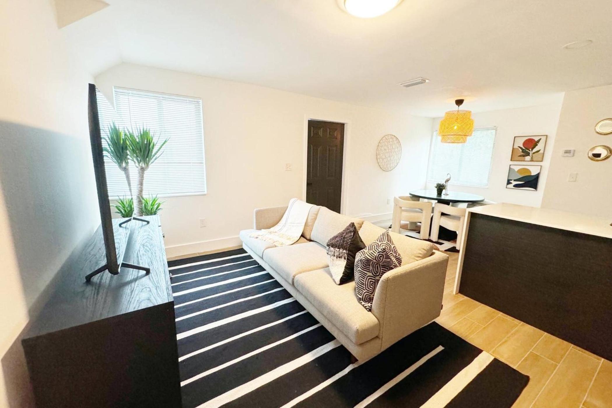 Urban Elegance: Trendy Modern Apartment in Wynwood