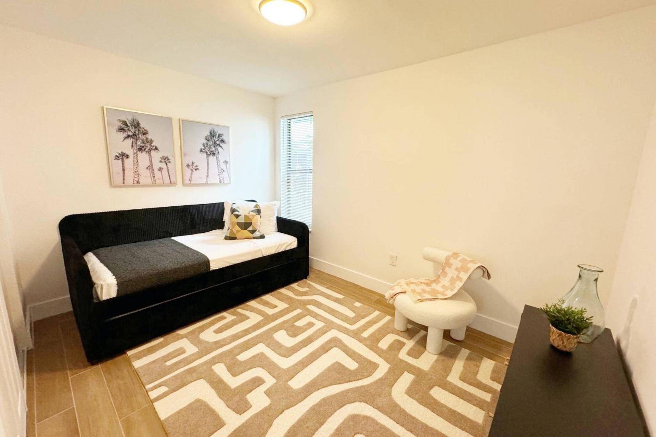 Urban Elegance: Trendy Modern Apartment in Wynwood