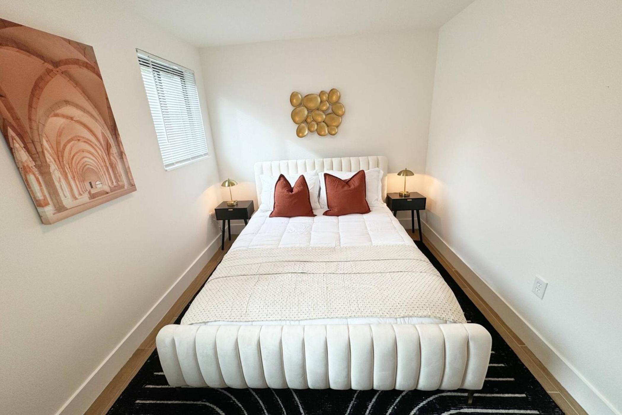Urban Elegance: Trendy Modern Apartment in Wynwood