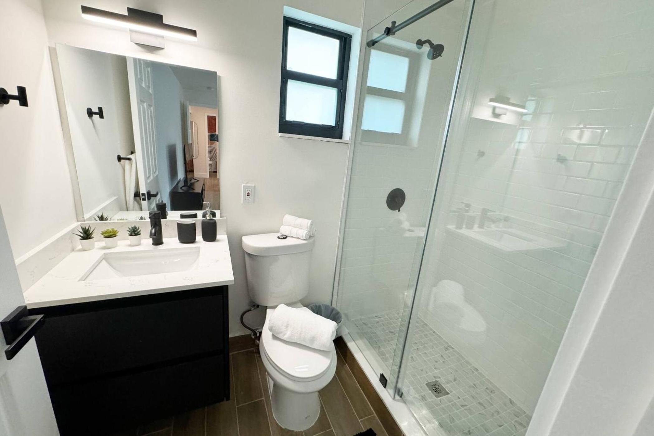 Urban Elegance: Trendy Modern Apartment in Wynwood