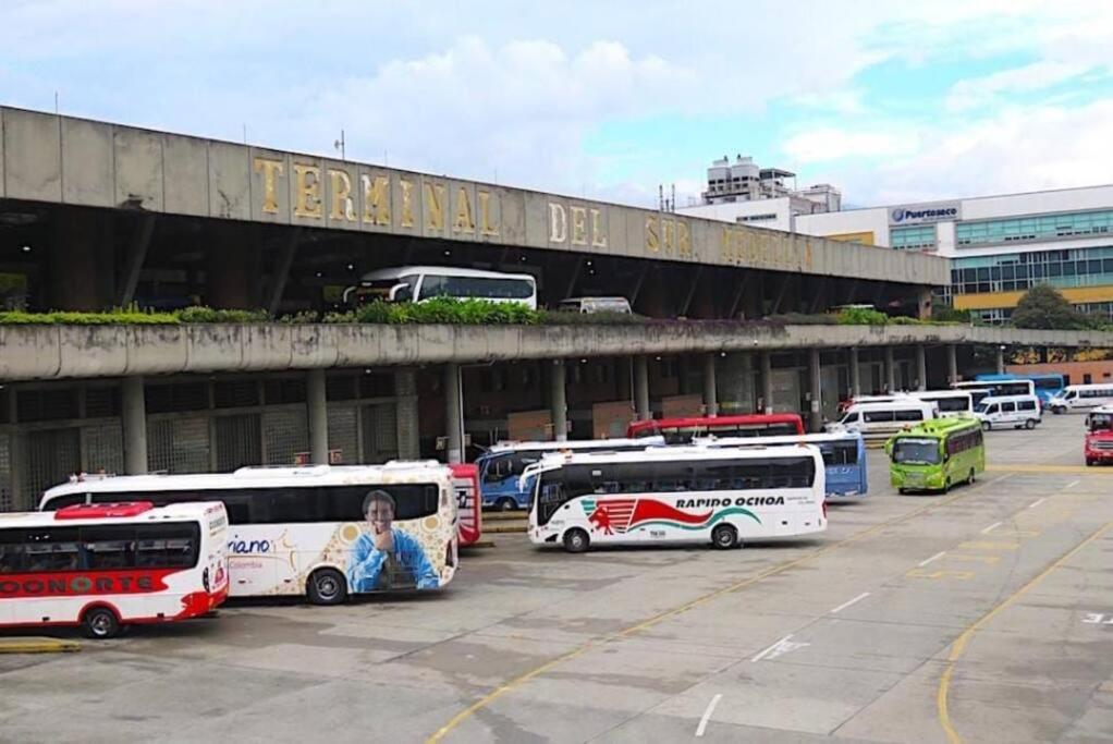Casangel Hogar Familiar en Sector Exclusivo cerca al Aeropuerto Local frente al Poblado