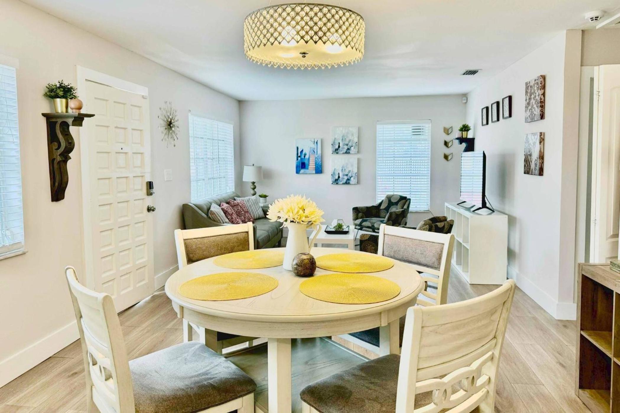 Stylish Stay Close to UM City Vibes