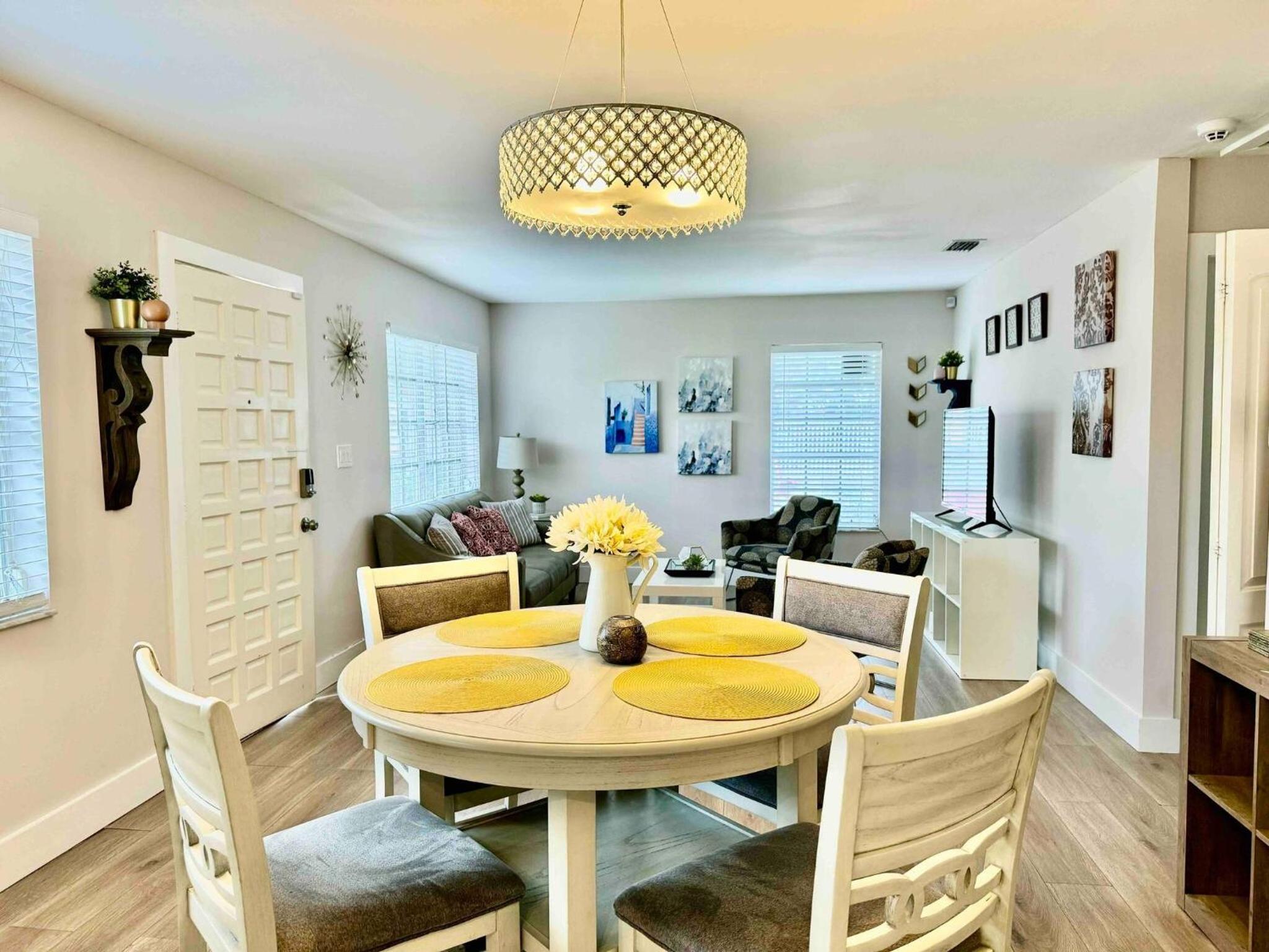 Stylish Stay Close to UM City Vibes