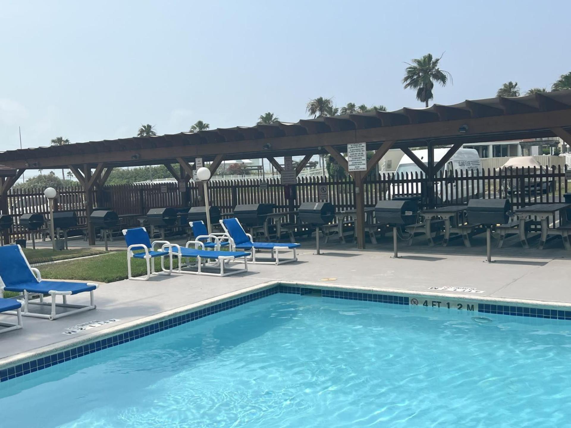 1st Floor 1 Bedroom Condo near Beach w Pool view 5