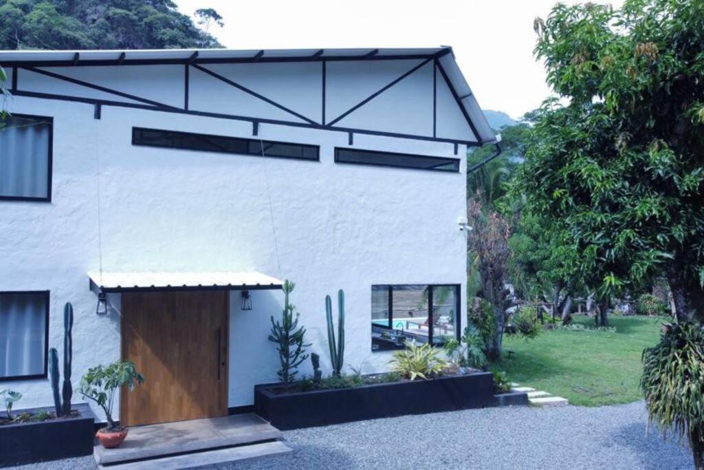 Casa junto al río en Bolombolo