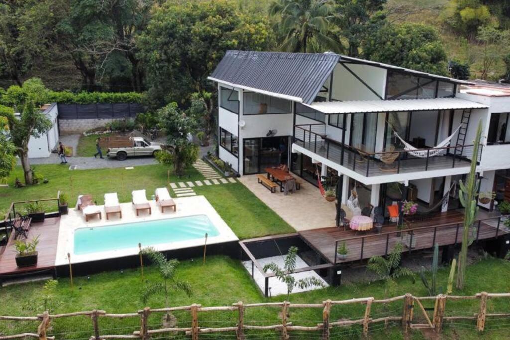 Casa junto al río en Bolombolo