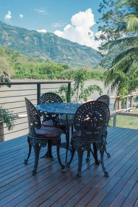 Casa junto al río en Bolombolo