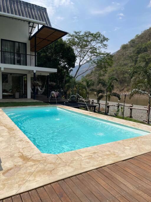 Casa junto al río en Bolombolo
