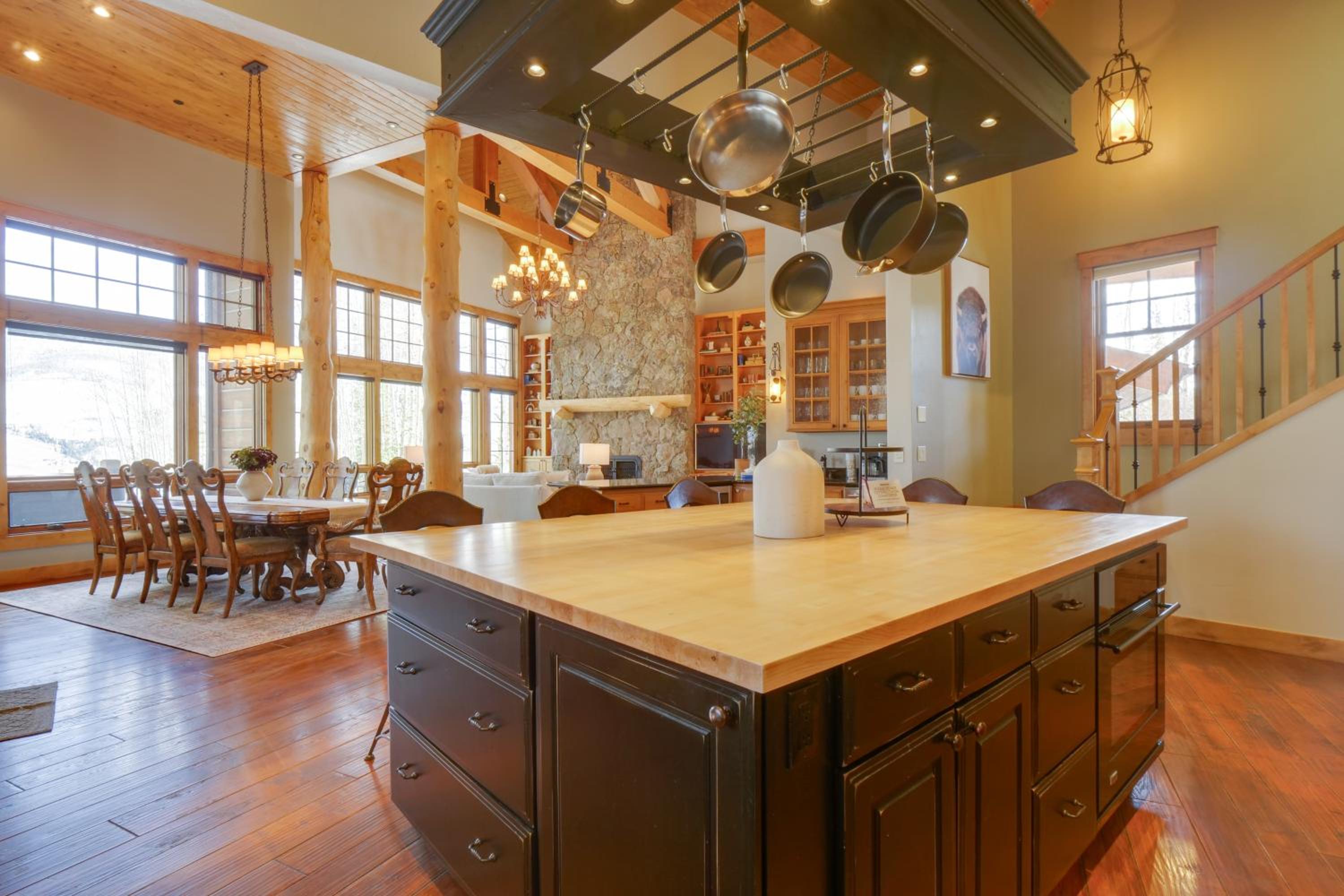 Cozy Buffalo Lodge by Great Western Lodging view 4