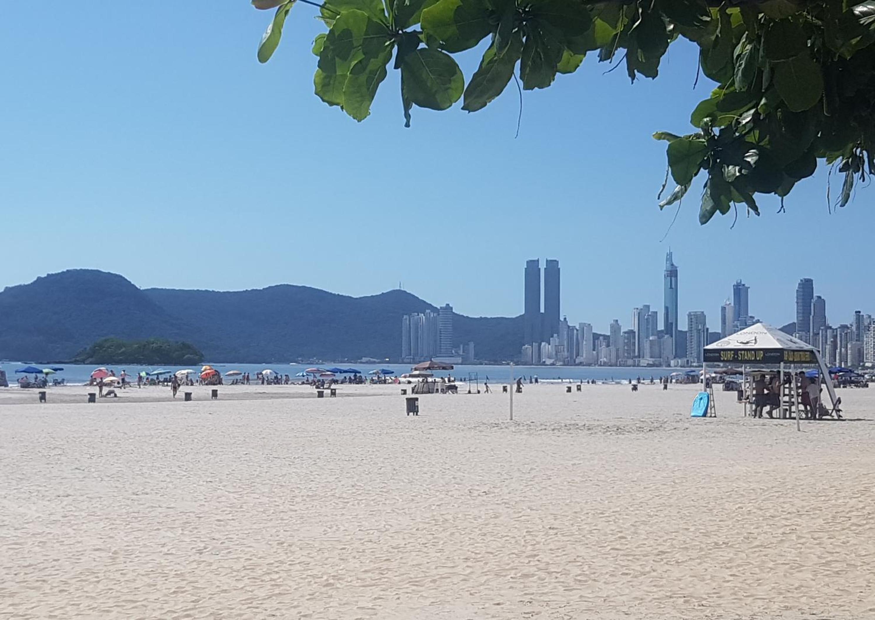 1 quadra da Praia e da Roda Gigante