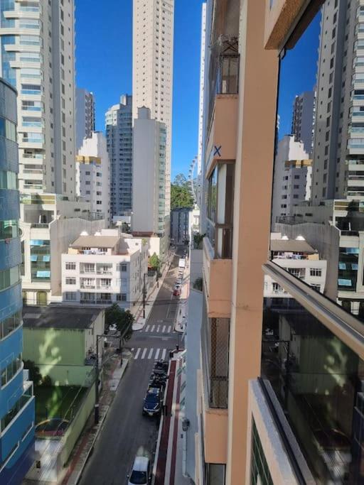 1 quadra da Praia e da Roda Gigante