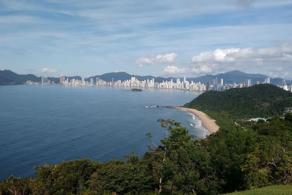 1 quadra da Praia e da Roda Gigante