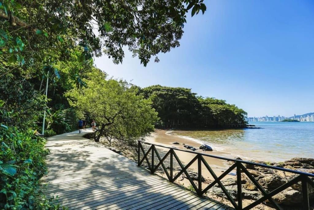 1 quadra da Praia e da Roda Gigante