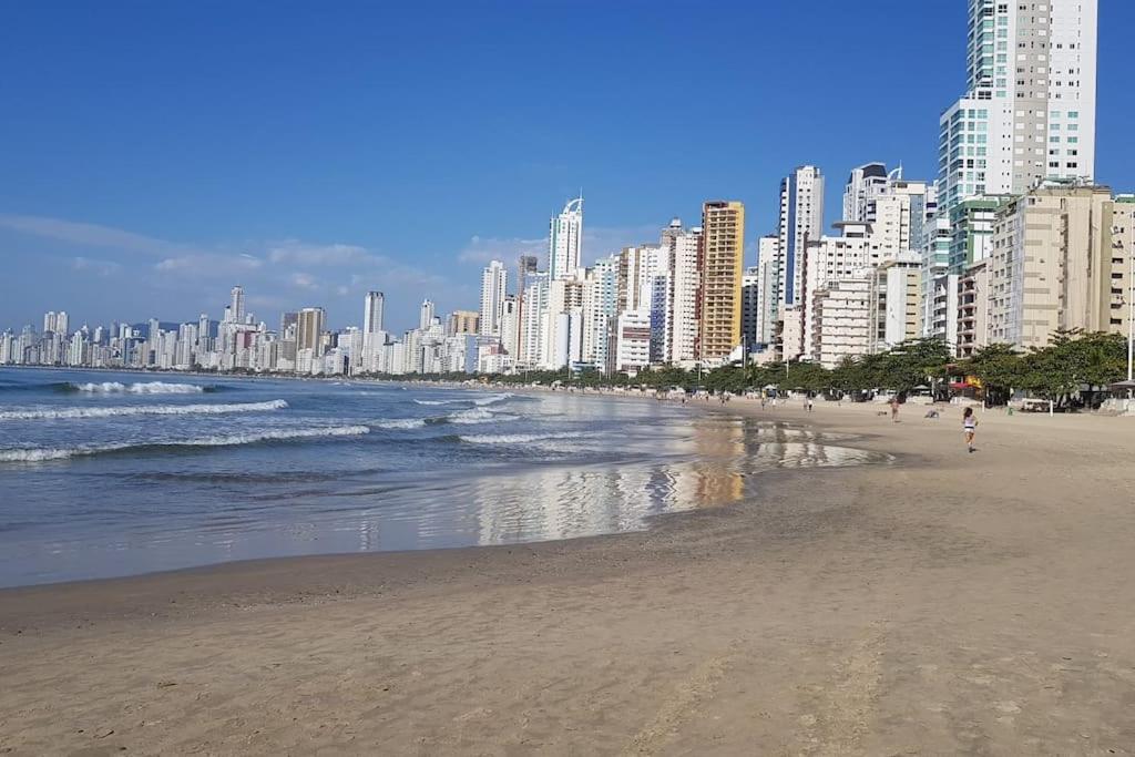 1 quadra da Praia e da Roda Gigante