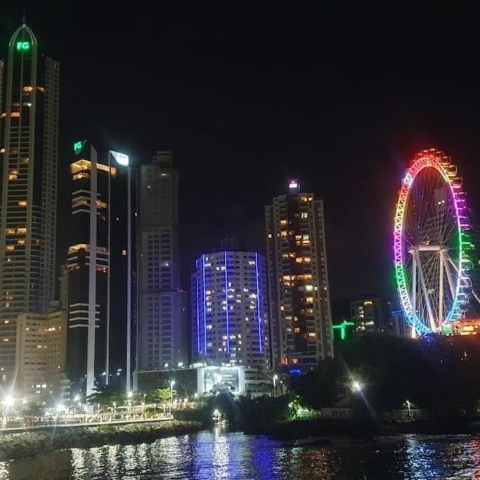1 quadra da Praia e da Roda Gigante