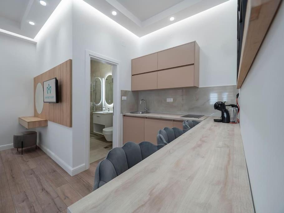 Apartments Mary - Deluxe queen studio near beach view 3