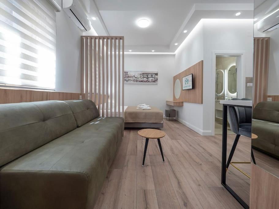 Apartments Mary - Deluxe queen studio near beach view 4