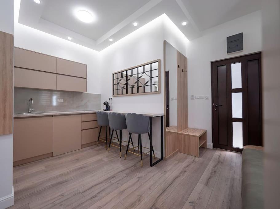 Apartments Mary - Deluxe queen studio near beach view 5