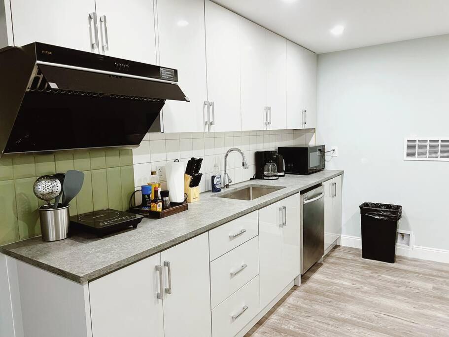 Quiet Guest Suite in Beautiful Victoria Core